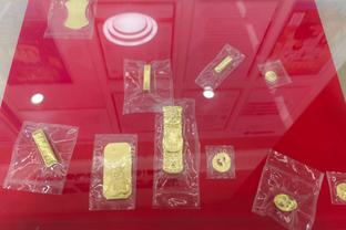 ? Cuộc sống xa hoa của Benzema, chiếc xe 6 triệu bảng, đồng hồ 1,5 triệu bảng và iPhone mạ vàng
